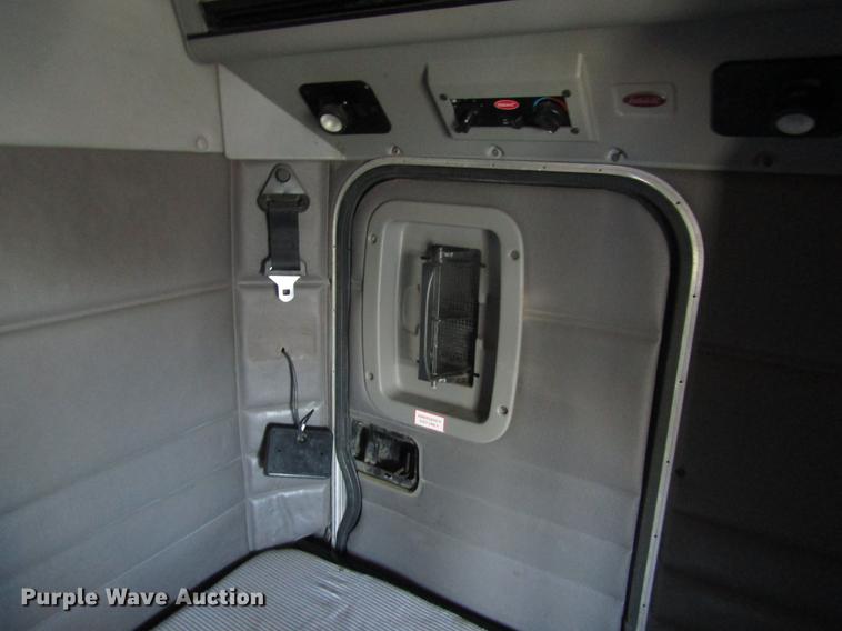 image for item DD8722 2007 Peterbilt 385 semi truck