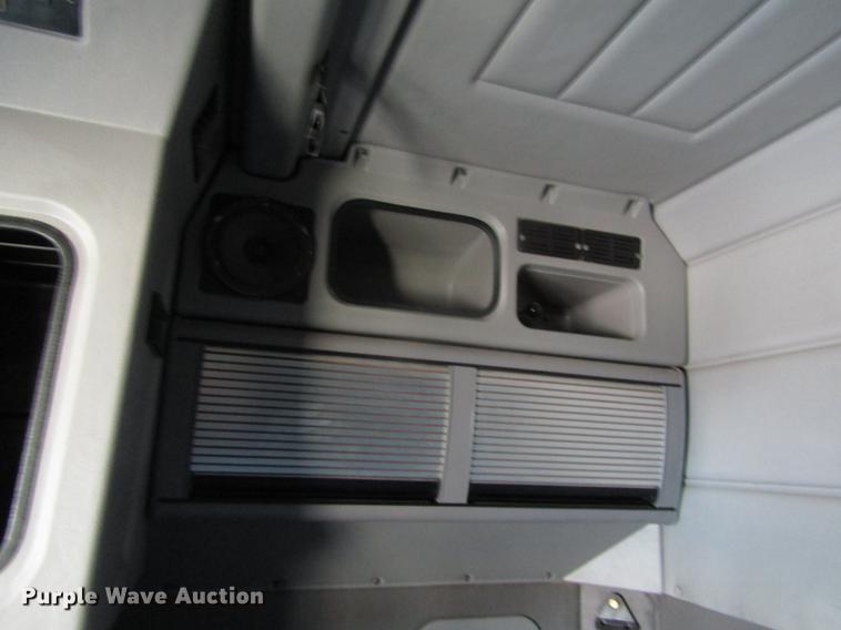 image for item DD8722 2007 Peterbilt 385 semi truck