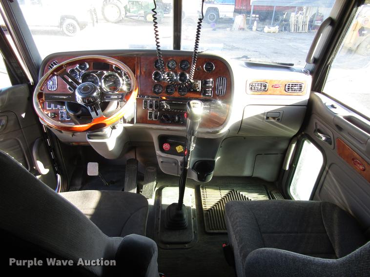 image for item DD8722 2007 Peterbilt 385 semi truck