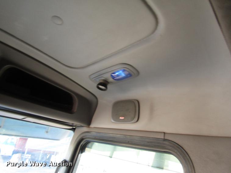 image for item DD8722 2007 Peterbilt 385 semi truck