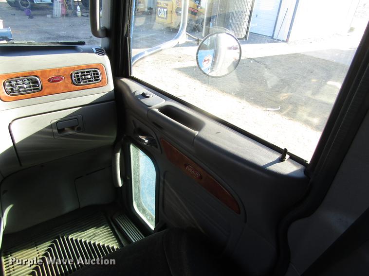 image for item DD8722 2007 Peterbilt 385 semi truck