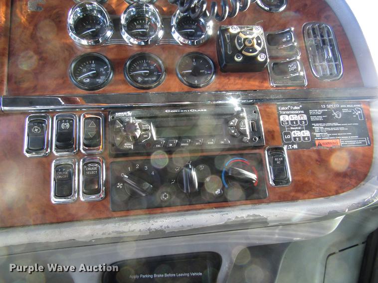 image for item DD8722 2007 Peterbilt 385 semi truck