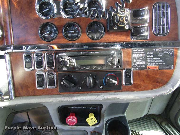 image for item DD8722 2007 Peterbilt 385 semi truck