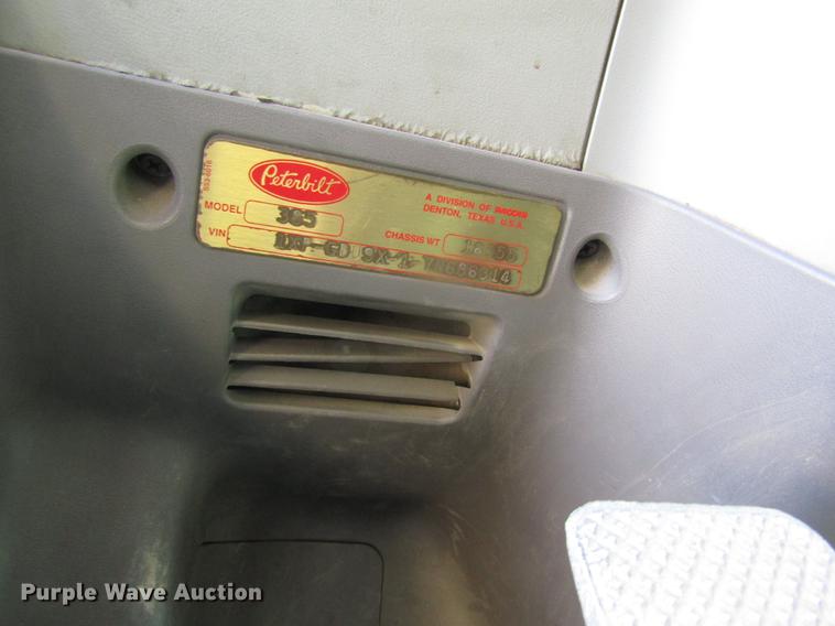 image for item DD8722 2007 Peterbilt 385 semi truck