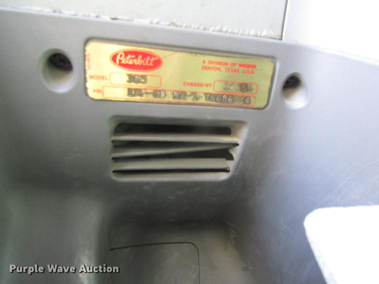 image for item DD8722 2007 Peterbilt 385 semi truck