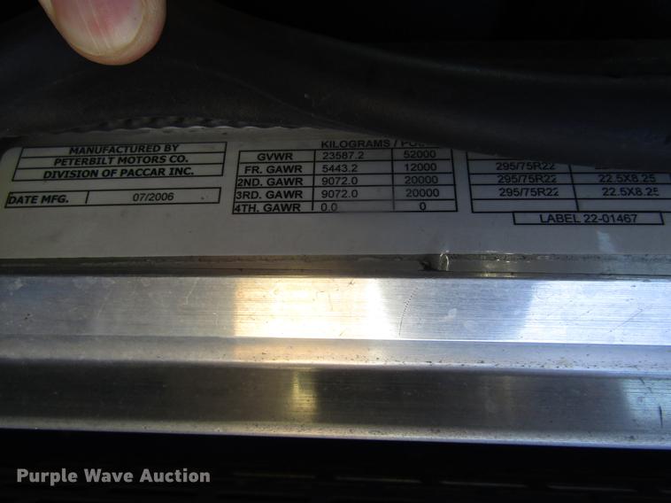 image for item DD8722 2007 Peterbilt 385 semi truck