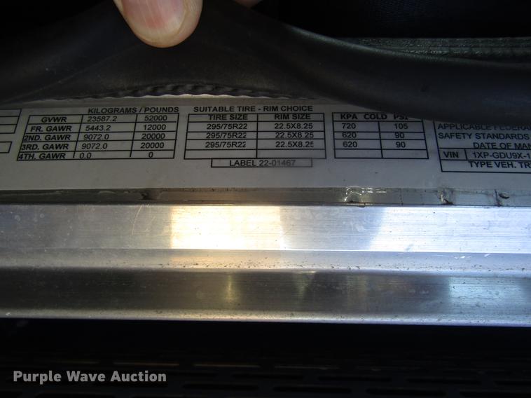 image for item DD8722 2007 Peterbilt 385 semi truck