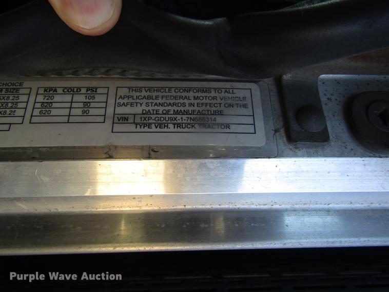 image for item DD8722 2007 Peterbilt 385 semi truck