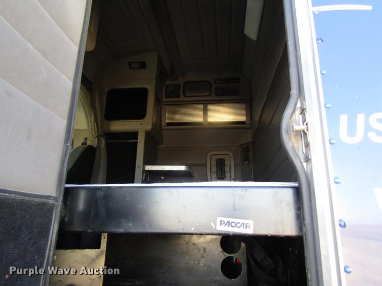 image for item DD8722 2007 Peterbilt 385 semi truck