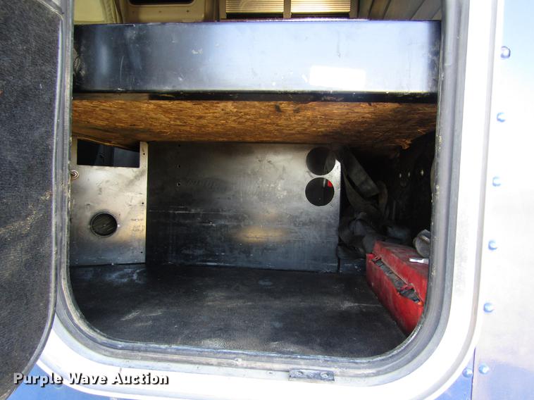 image for item DD8722 2007 Peterbilt 385 semi truck