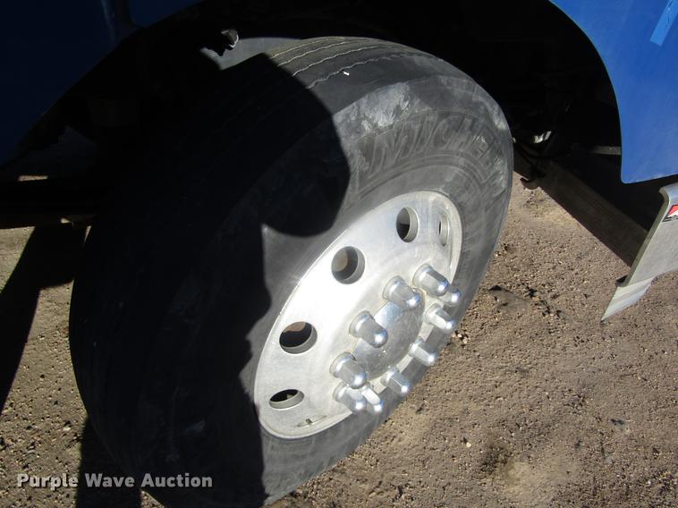 image for item DD8722 2007 Peterbilt 385 semi truck