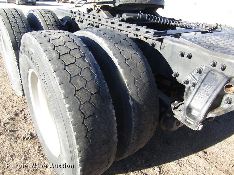 image for item DD8722 2007 Peterbilt 385 semi truck