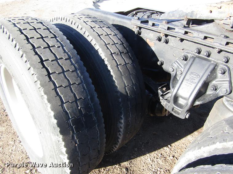 image for item DD8722 2007 Peterbilt 385 semi truck