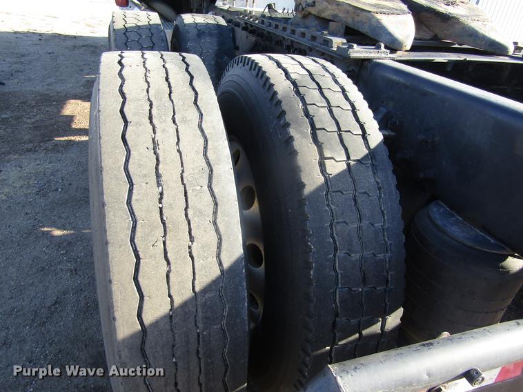 image for item DD8722 2007 Peterbilt 385 semi truck