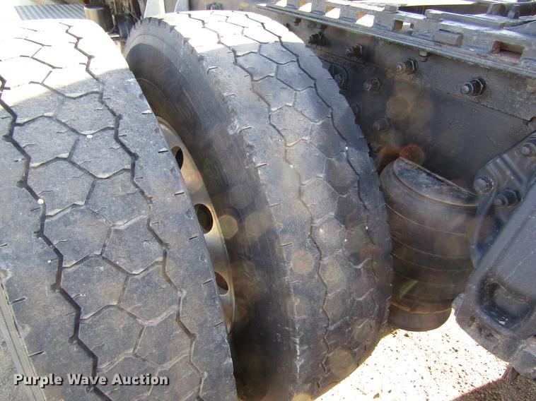 image for item DD8722 2007 Peterbilt 385 semi truck