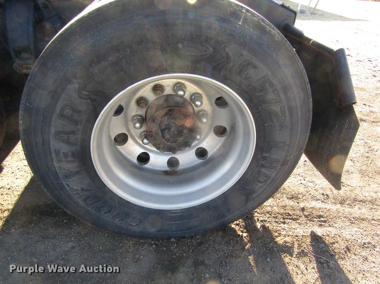 image for item DD8722 2007 Peterbilt 385 semi truck