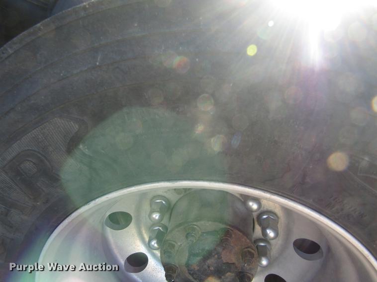 image for item DD8722 2007 Peterbilt 385 semi truck