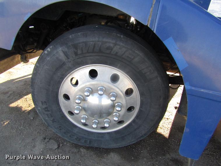 image for item DD8722 2007 Peterbilt 385 semi truck