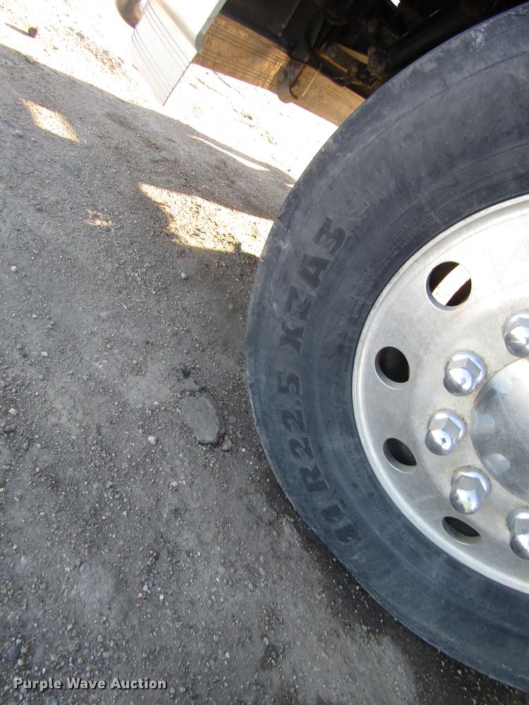 image for item DD8722 2007 Peterbilt 385 semi truck