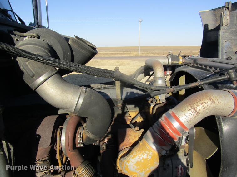 image for item DD8722 2007 Peterbilt 385 semi truck