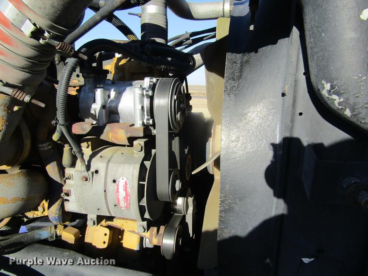 image for item DD8722 2007 Peterbilt 385 semi truck