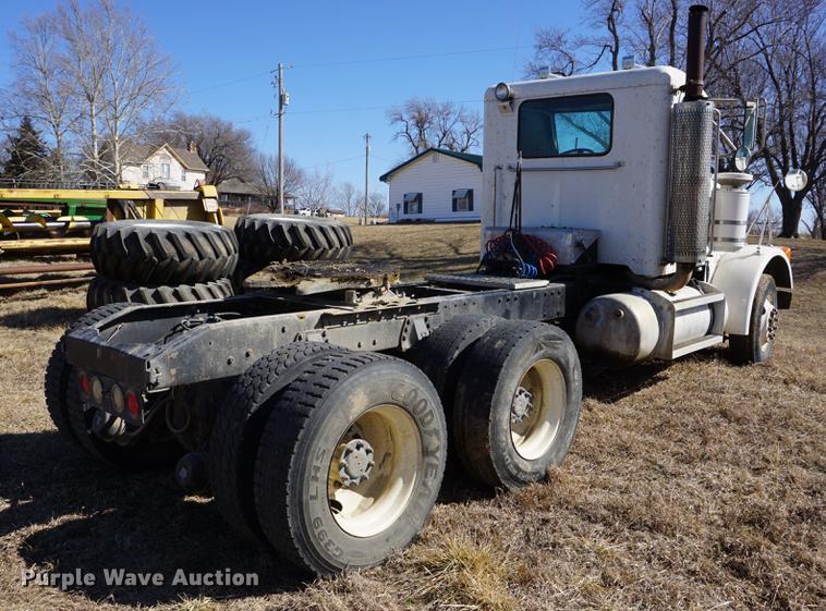 image for item DE3087 1994 Peterbilt 378 semi truck