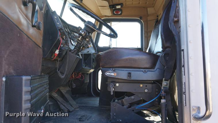 image for item DE3087 1994 Peterbilt 378 semi truck