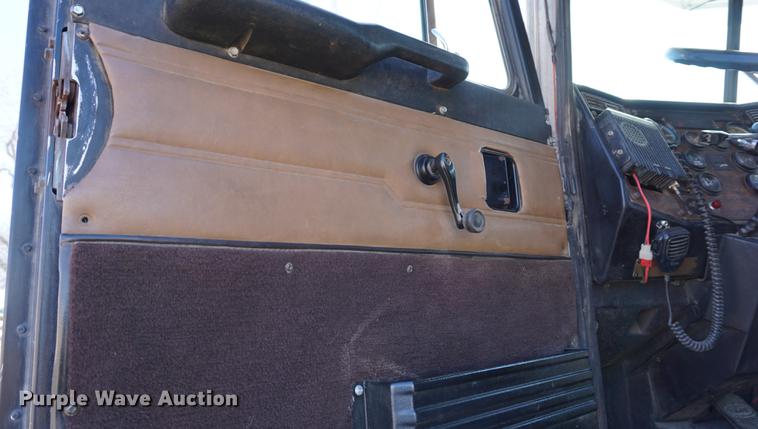 image for item DE3087 1994 Peterbilt 378 semi truck