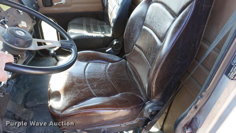 image for item DE3087 1994 Peterbilt 378 semi truck