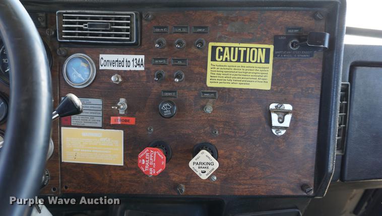 image for item DE3087 1994 Peterbilt 378 semi truck