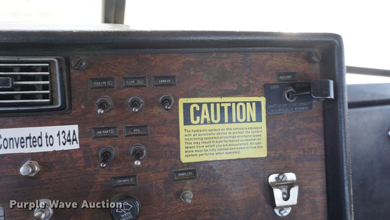 image for item DE3087 1994 Peterbilt 378 semi truck