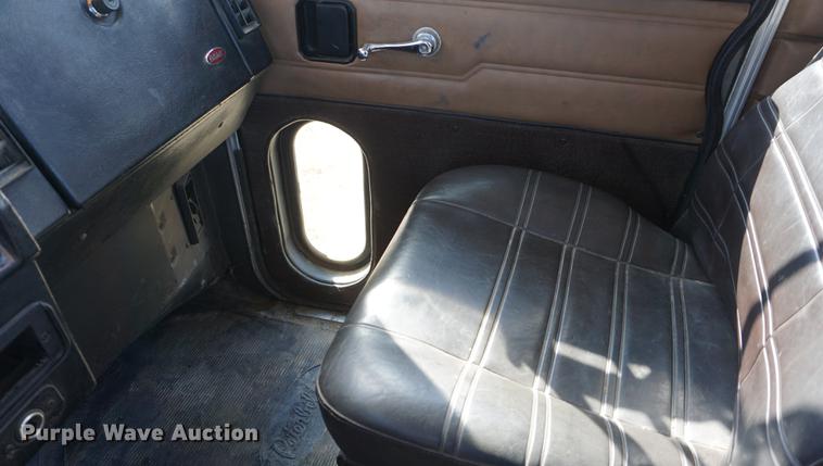image for item DE3087 1994 Peterbilt 378 semi truck