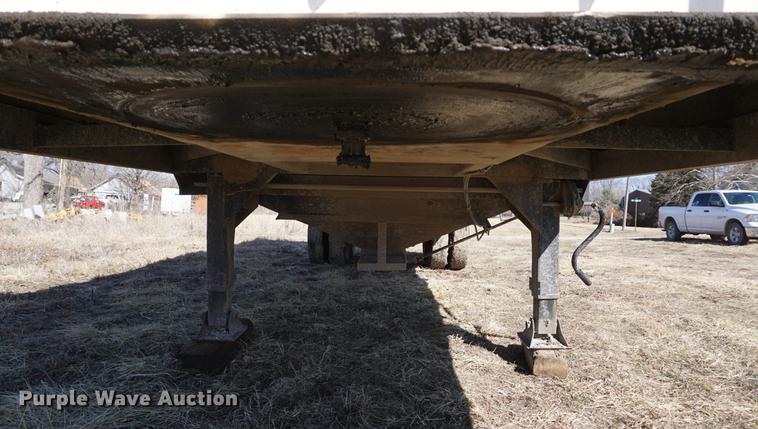 image for item DE3092 2000 shop built double hopper bottom grain trailer