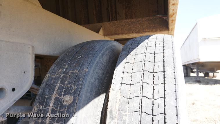 image for item DE3093 2001 Jet double hopper bottom grain trailer