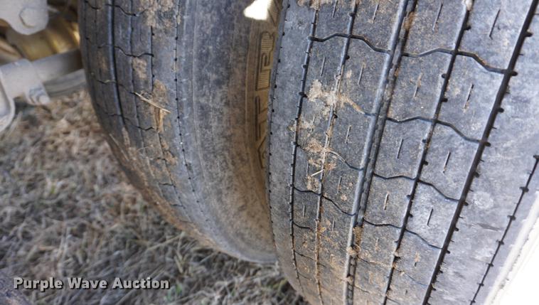 image for item DE3093 2001 Jet double hopper bottom grain trailer