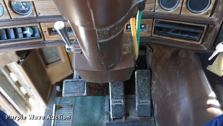 image for item DE3094 1978 GMC General semi truck