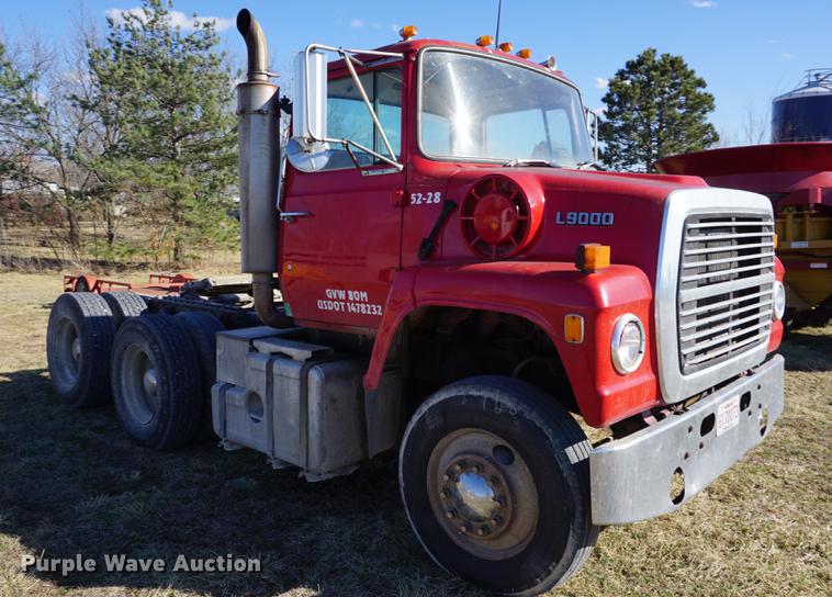 image for item DE3102 1987 Ford L9000 semi truck