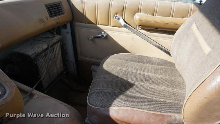 image for item DE3102 1987 Ford L9000 semi truck