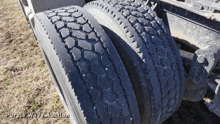 image for item DE3102 1987 Ford L9000 semi truck