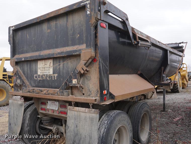 image for item DE3106 2002 Clement RKHL2827A end dump trailer