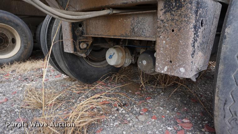 image for item DE3106 2002 Clement RKHL2827A end dump trailer