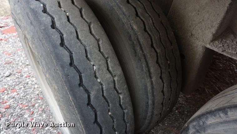 image for item DE3106 2002 Clement RKHL2827A end dump trailer