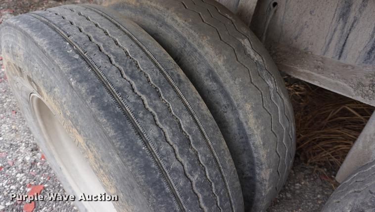 image for item DE3106 2002 Clement RKHL2827A end dump trailer