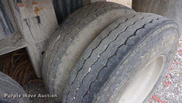 image for item DE3106 2002 Clement RKHL2827A end dump trailer