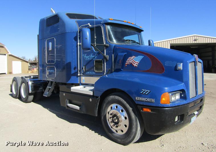 image for item DE6613 2005 Kenworth T600 semi truck