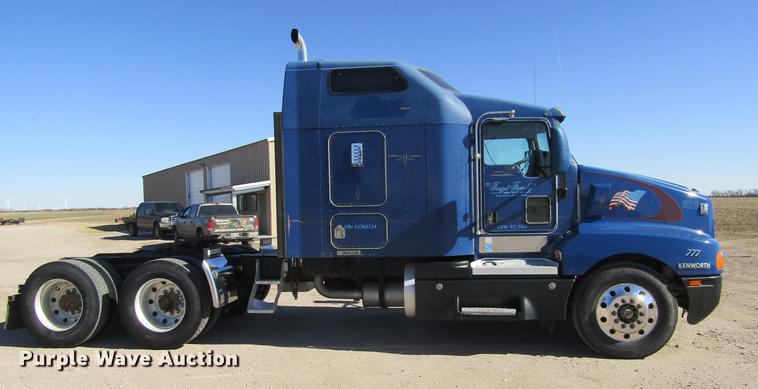 image for item DE6613 2005 Kenworth T600 semi truck