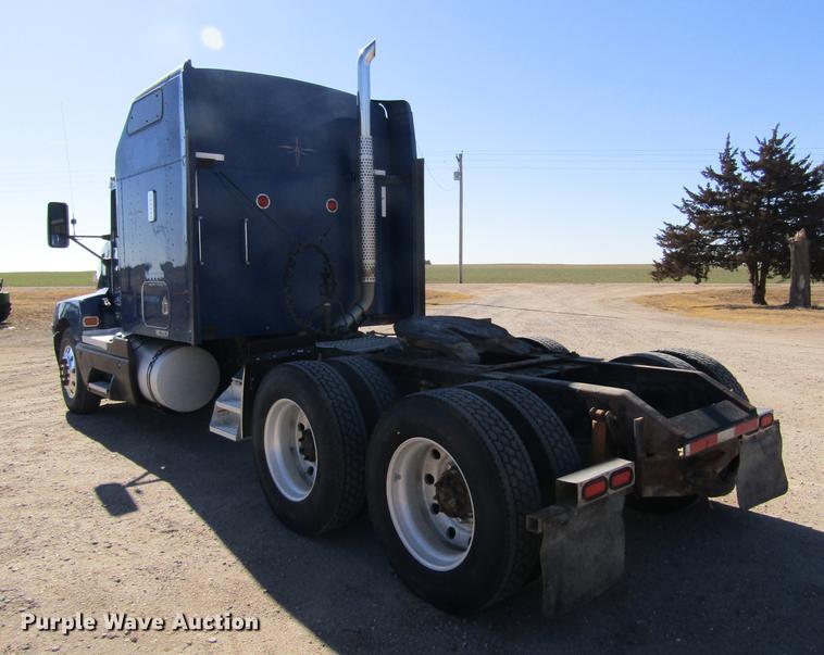 image for item DE6613 2005 Kenworth T600 semi truck