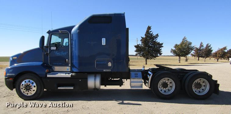image for item DE6613 2005 Kenworth T600 semi truck