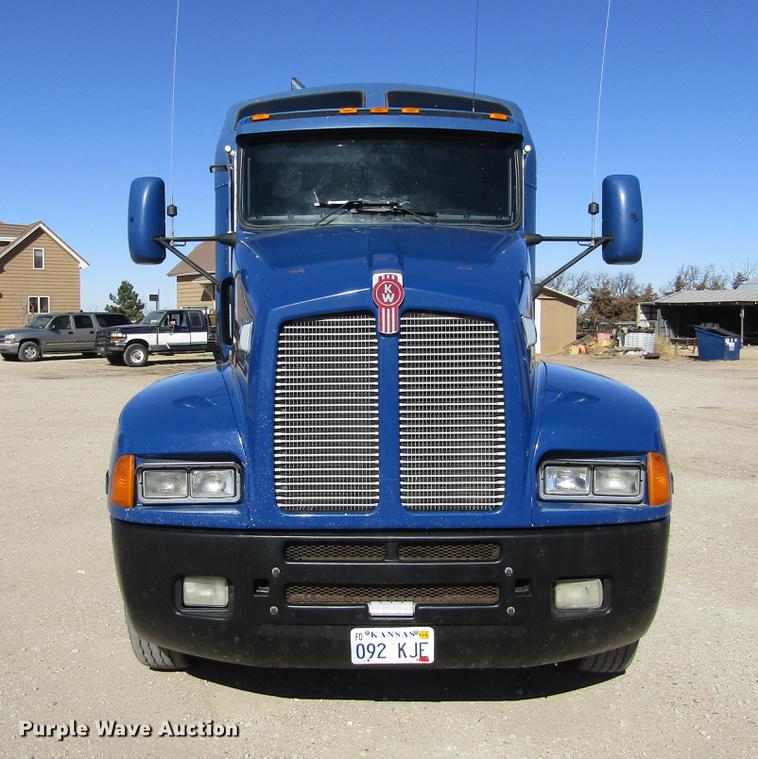 image for item DE6613 2005 Kenworth T600 semi truck