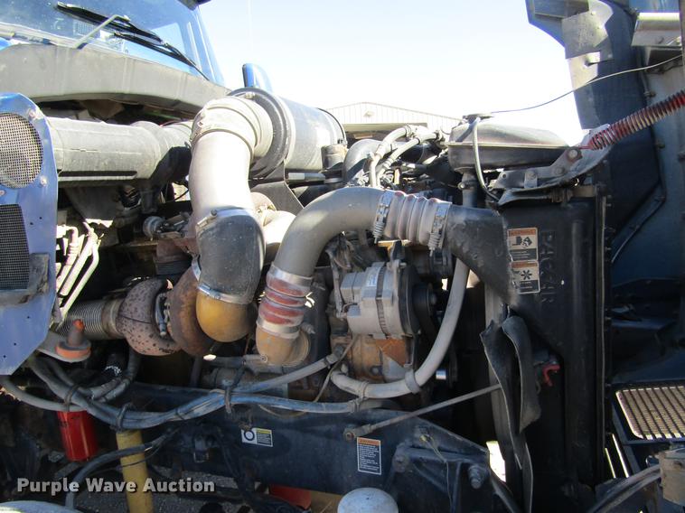 image for item DE6613 2005 Kenworth T600 semi truck